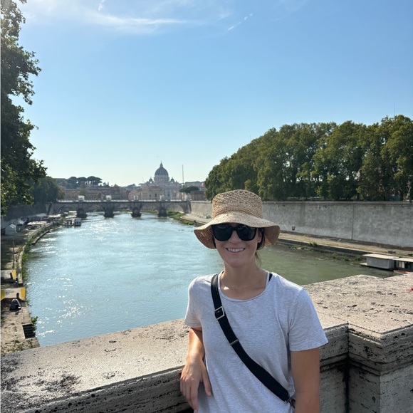 Meet your Posher, Amanda - Picture 3 of 5